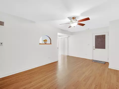 Living - 554 Pam Ct, Wheeling, IL 60090 photo 2 of 2