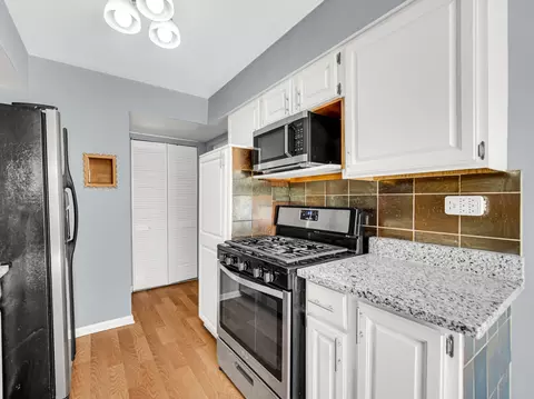 Kitchen - 554 Pam Ct, Wheeling, IL 60090 photo 3 of 4