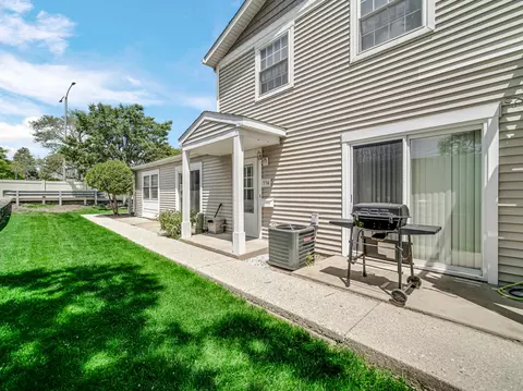 Exterior - 554 Pam Ct, Wheeling, IL 60090 photo 3 of 6