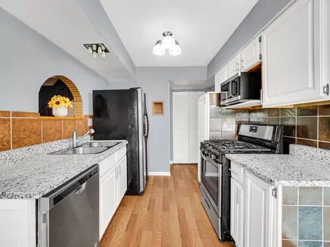 Kitchen - 554 Pam Ct, Wheeling, IL 60090 photo 2 of 4