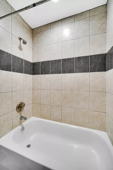 Bath - 554 Pam Ct, Wheeling, IL 60090 photo 2 of 3