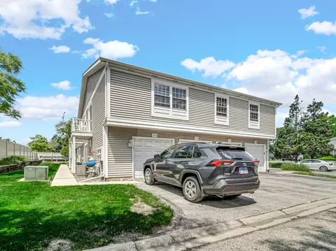 Exterior - 554 Pam Ct, Wheeling, IL 60090 photo 4 of 6
