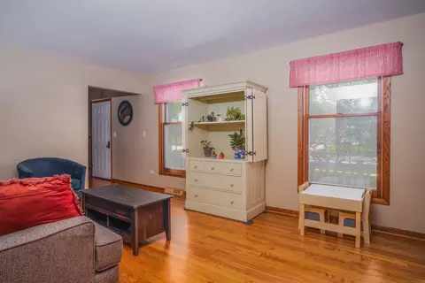 Living - 820 Carriage Dr, Algonquin, IL 60102 photo 3 of 3