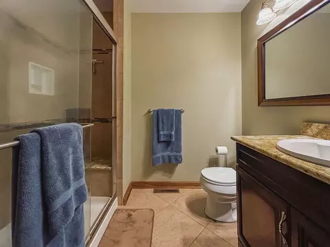 Bath - 820 Carriage Dr, Algonquin, IL 60102 photo 2 of 3