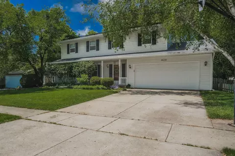 820 Carriage Dr, Algonquin, IL 60102