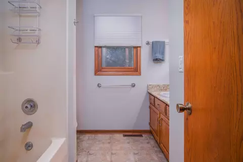 Bath - 820 Carriage Dr, Algonquin, IL 60102 photo 3 of 3