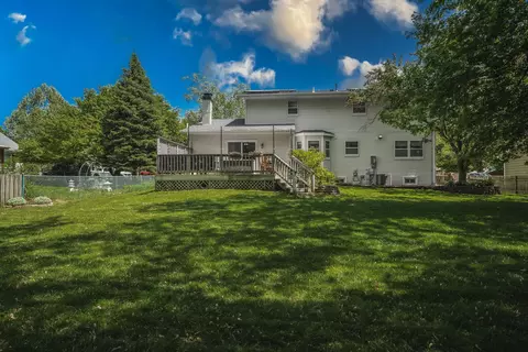 Exterior - 820 Carriage Dr, Algonquin, IL 60102 photo 4 of 4