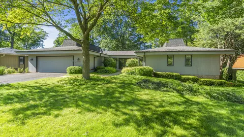 5806 Knollwood Rd, Rockford, IL 61107