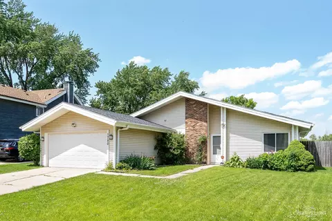 1750 Arlington Dr, Hanover Park, IL 60133