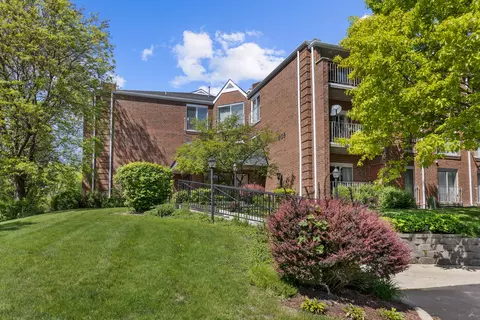805 Leicester Rd #114, Elk Grove Village, IL 60007