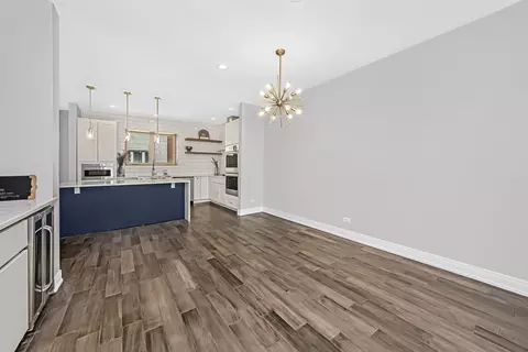 Dining - 406 E 46th St #B4, Chicago, IL 60653 photo 1 of 1