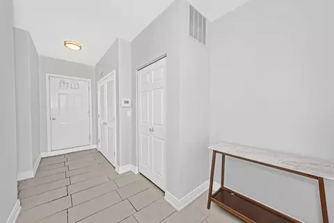 Entry Way - 406 E 46th St #B4, Chicago, IL 60653 photo 1 of 1