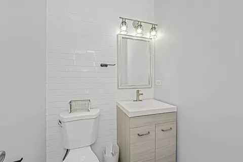 Bath - 406 E 46th St #B4, Chicago, IL 60653 photo 2 of 6