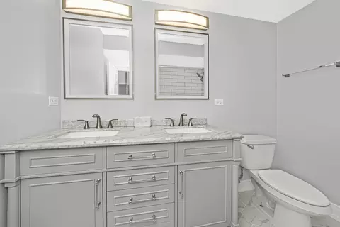 Bath - 406 E 46th St #B4, Chicago, IL 60653 photo 3 of 6
