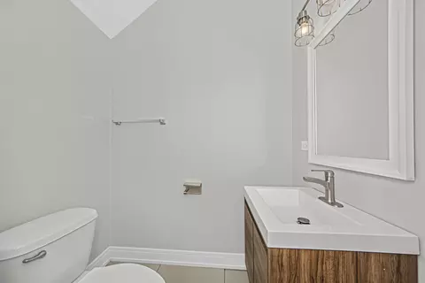 Bath - 406 E 46th St #B4, Chicago, IL 60653 photo 1 of 6
