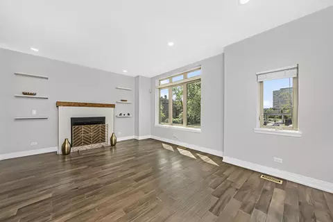Living - 406 E 46th St #B4, Chicago, IL 60653 photo 1 of 3