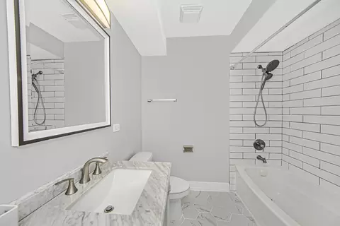 Bath - 406 E 46th St #B4, Chicago, IL 60653 photo 4 of 6
