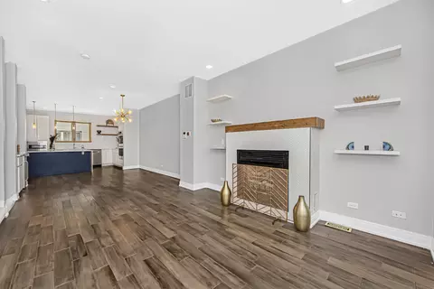 Living - 406 E 46th St #B4, Chicago, IL 60653 photo 2 of 3