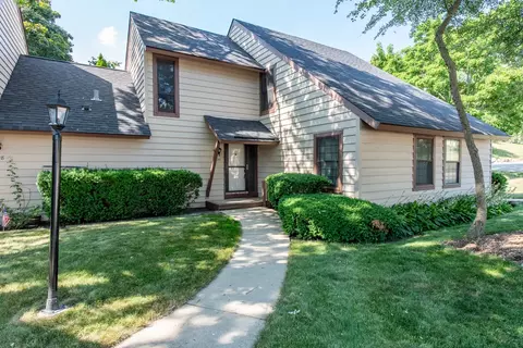 696 Chandler Rd, Gurnee, IL 60031