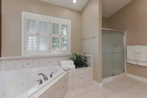 Bath - 16030 Emerald Ct, Bloomington, IL 61705 photo 2 of 4
