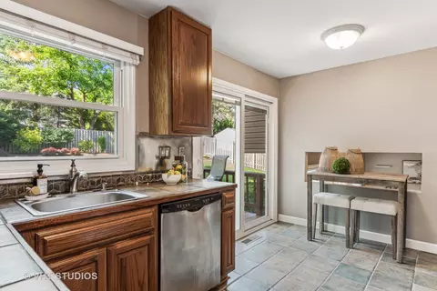 337 Cedarbrook Rd, Naperville, IL 60565 photo 9