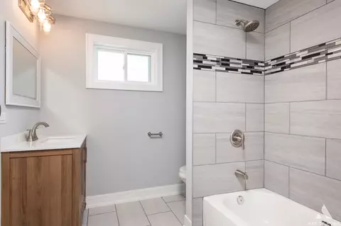 Bath - 8523 Mcvicker Ave, Burbank, IL 60459 photo 4 of 5