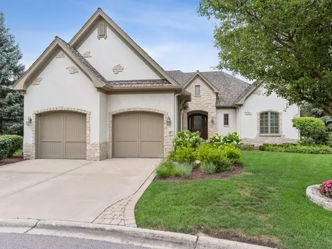 61 Forest Gate Cir, Oak Brook, IL 60523