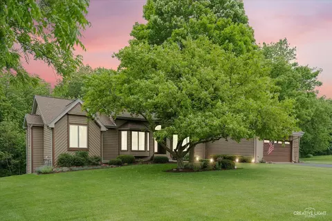 11 Iroquois Ct, Oswego, IL 60543