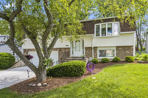1993 Lancaster Ln, Wheaton, IL 60189
