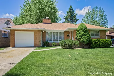 704 S Sumac Ave, Waukegan, IL 60085