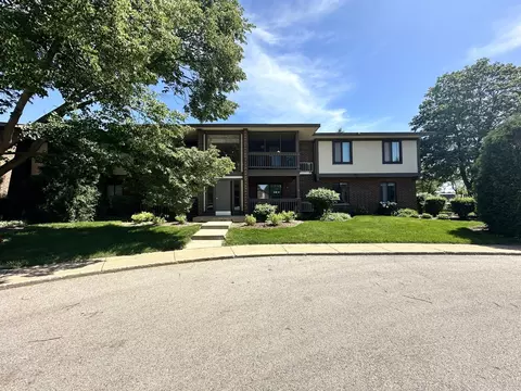 562 Somerset Ln #2, Crystal Lake, IL 60014