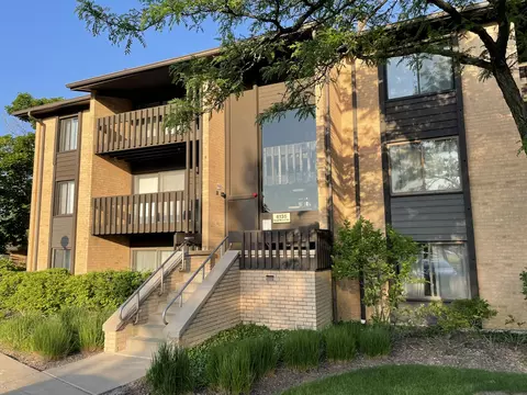 6135 Knollwood Rd #303, Willowbrook, IL 60527