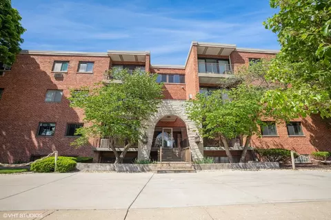 197 W Armitage Ave #203, Elmhurst, IL 60126