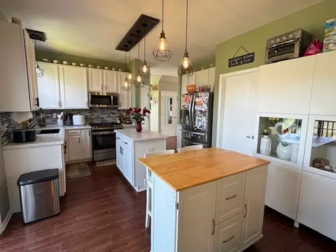 Kitchen - 149 E Old Mill Trl, Antioch, IL 60002 photo 2 of 3
