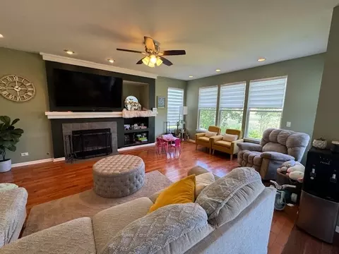 Living - 149 E Old Mill Trl, Antioch, IL 60002 photo 1 of 4