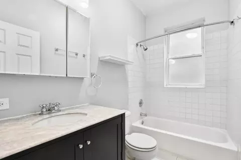 Bath - 700 E 51st St #2W, Chicago, IL 60615 photo 1 of 3