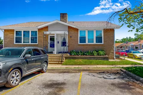 330 Dover Ln, Des Plaines, IL 60018