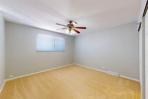 330 Dover Ln, Des Plaines, IL 60018 photo 9