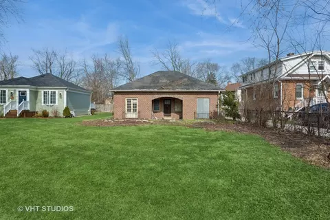 1647 Harding Rd, Northfield, IL 60093