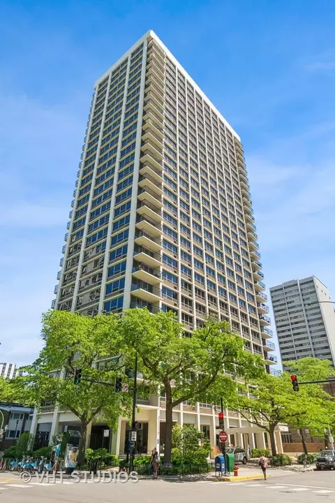 88 W Schiller St #605, Chicago, IL 60610