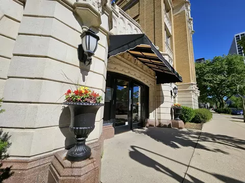 4240 N Clarendon Ave #414N, Chicago, IL 60613