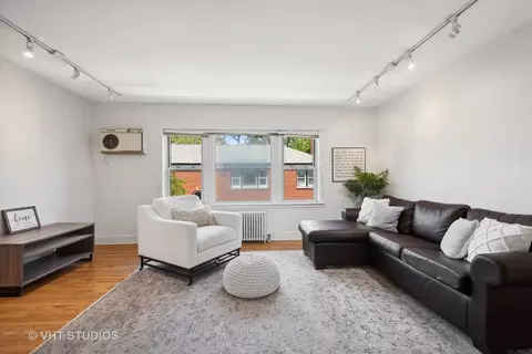 Living - 143 Callan Ave #3E, Evanston, IL 60202 photo 1 of 3