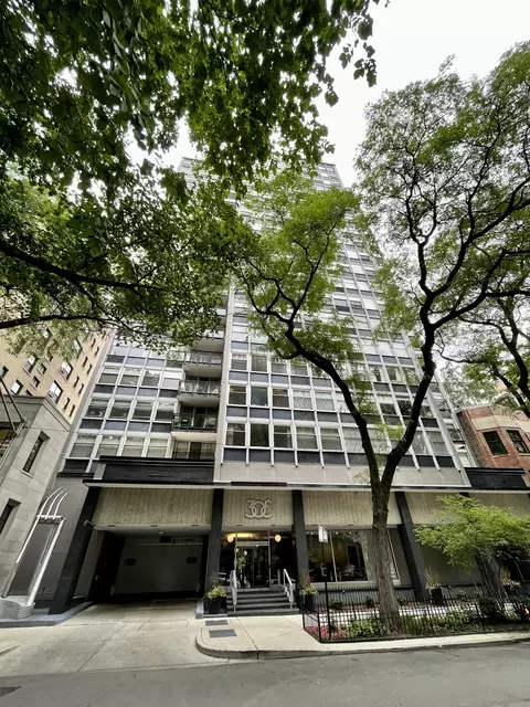 30 Elm St #6G, Chicago, IL 60611