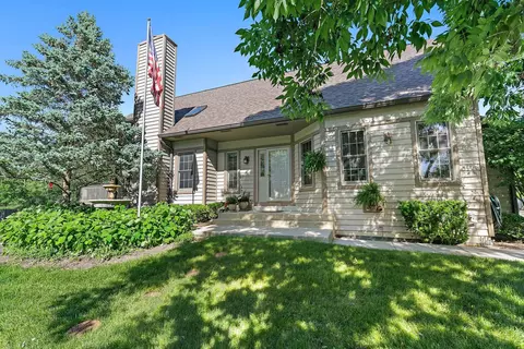310 Kazimour Dr #310, Lake Barrington, IL 60010