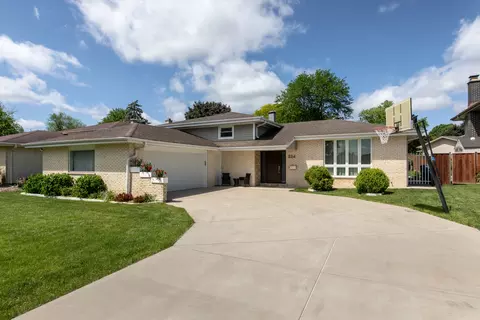 824 W Heritage Dr, Addison, IL 60101