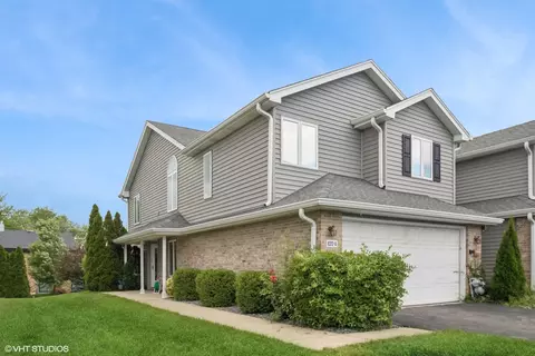 8312 Highpoint Cir #A, Darien, IL 60561