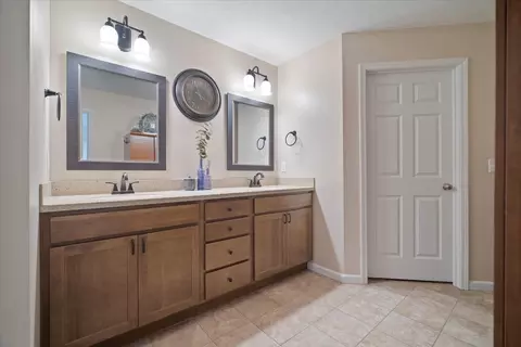 Bath - 10901 Lake Rd, Dewitt, IL 61735 photo 1 of 3