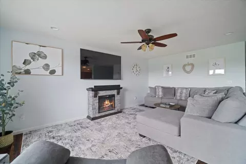 Living - 10901 Lake Rd, Dewitt, IL 61735 photo 2 of 3