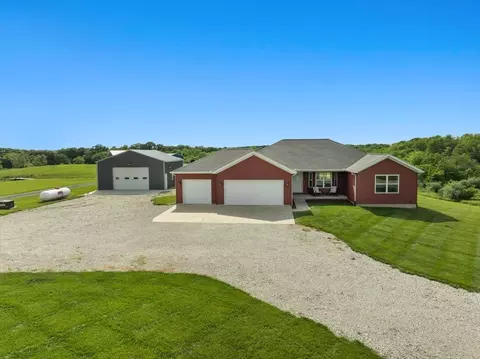 Exterior - 10901 Lake Rd, Dewitt, IL 61735 photo 5 of 6