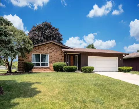 930 N Elmwood Dr, Aurora, IL 60506